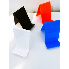 Skråhylder i farvet akryl - se Bibshops farvede akryldisplays