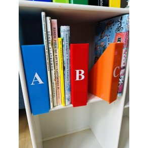 Skillesttte Color  st med 29 skilte i farvet akryl