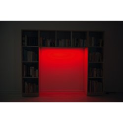 Reol med farvejusterbart LED-lys