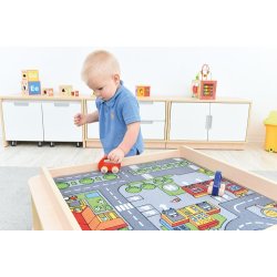 Legetppe med bilbane - By eller junglemotiv