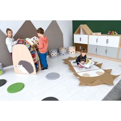 Dobbeltsidet bogreol med pindsvin-motiv p siderne 