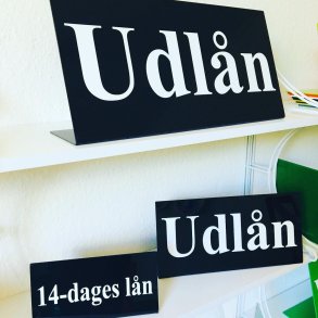 Skilte - fritstende med valgfri tekst