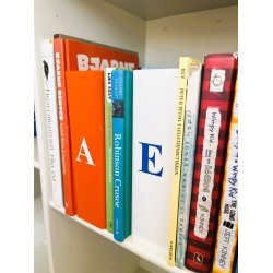 Bred skillesttte, st med alfabetet