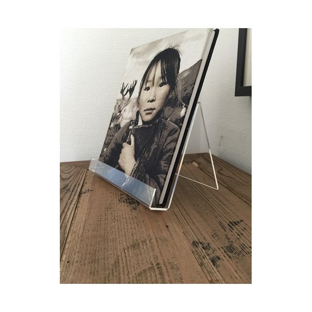 A5 akrylholder liggende format til informationsmateriale p� bord i institution og biblioteksindretning