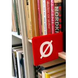 Biblioteksskilte i r�d med alfabeter