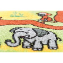 Legetppe med bilbane - By eller junglemotiv