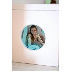 Hvidt hus med vinduer