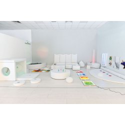 Hvidt hus med vinduer