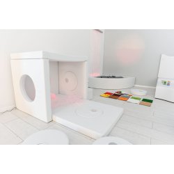 Hvidt hus med vinduer